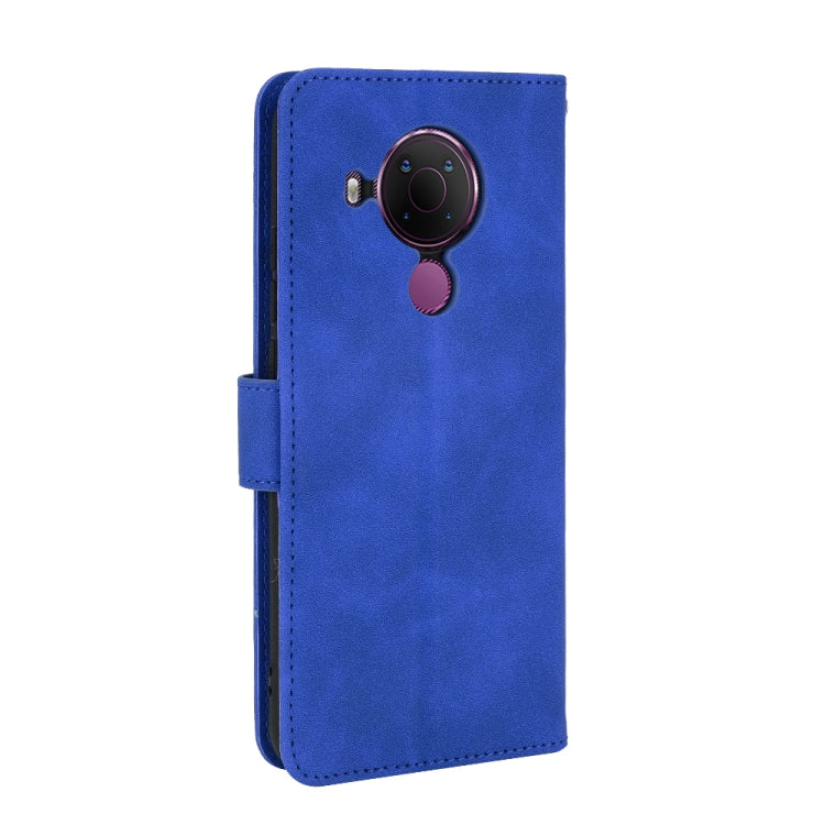 Para Nokia 5.4 Estuche de cuero PU con textura de piel de becerro abatible horizontal con hebilla magnética de color sólido con soporte, ranuras para tarjetas y billetera (azul)