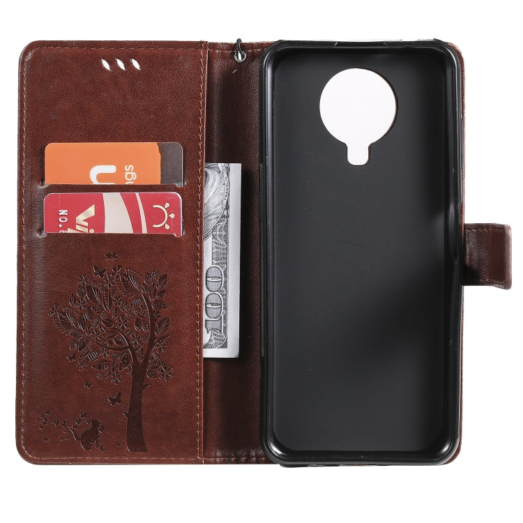 Para Nokia 6.3 Patrón de árbol y gato Impresión prensada Funda de cuero Horizontal Flip PU con soporte y tragamonedas de tarjetas y billetera y cordón (café)
