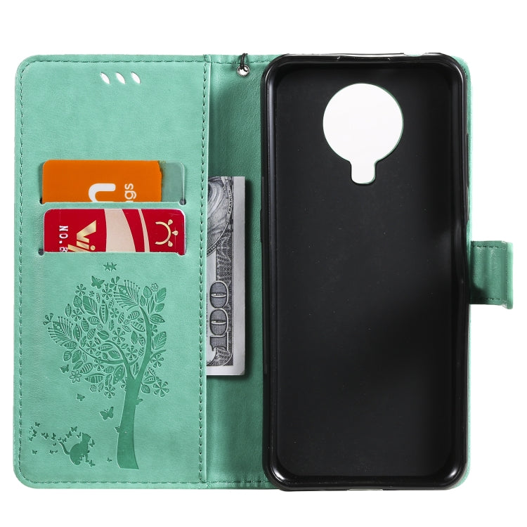 Para Nokia 6.3 Patrón de árbol y gato Impresión prensada Funda de cuero Horizontal Flip PU con soporte y ranuras para tarjetas y billetera y cordón (verde)