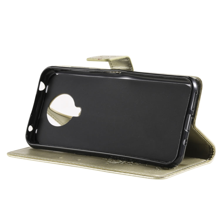 Para Nokia G20 Árbol y gato Patrón de impresión prensado Funda de cuero PU de la PU con soporte y ranuras para tarjetas y cordón (oro)