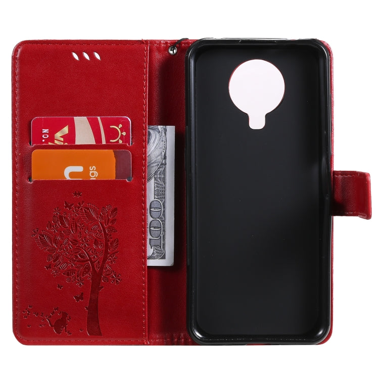 Para Nokia G10 Tree & Cat Pattern Impresión prensada Funda de cuero Horizontal Flip PU con soporte y tragamonedas de tarjetas y billetera y cordón (rojo)