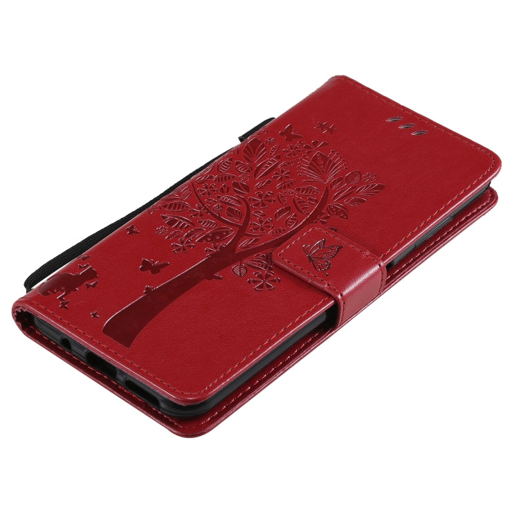 Para Nokia G10 Tree & Cat Pattern Impresión prensada Funda de cuero Horizontal Flip PU con soporte y tragamonedas de tarjetas y billetera y cordón (rojo)