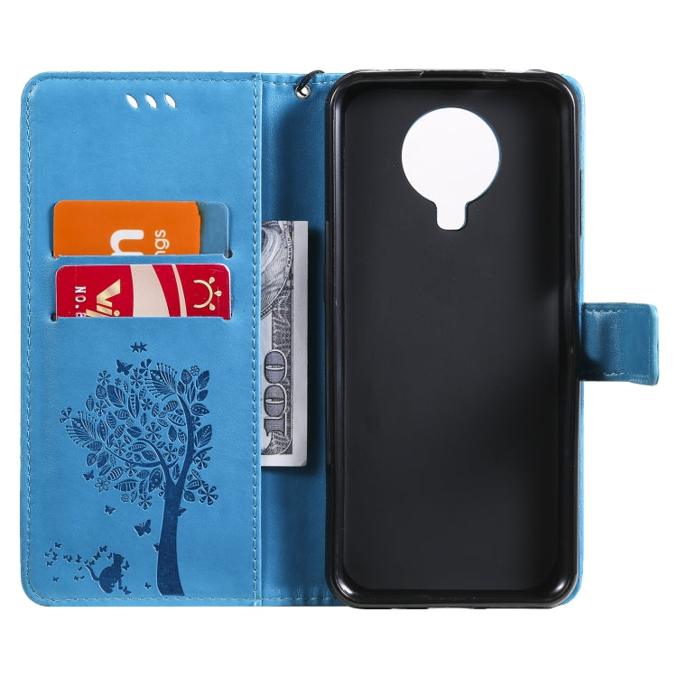 Para Nokia G10 Árbol y gato Patrón de impresión prensado Funda de cuero PU de la PU con soporte y tragamonedas y billetera y cordón (azul)