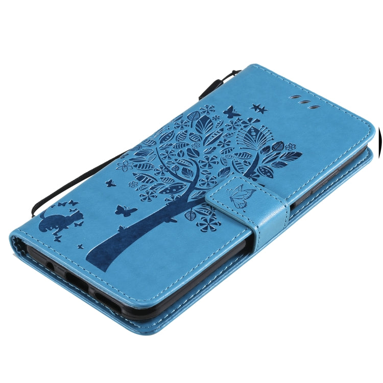 Para Nokia G10 Árbol y gato Patrón de impresión prensado Funda de cuero PU de la PU con soporte y tragamonedas y billetera y cordón (azul)