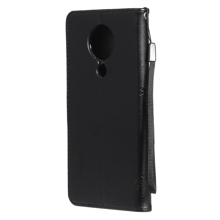 Para Nokia 5.3 Patrón de árbol y gato Impresión prensada Funda de cuero Horizontal Flip PU con soporte y tragamonedas y billetera y cordón (negro)