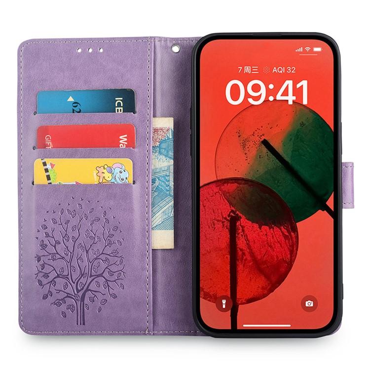 Funda de piel con relieve de árbol y ciervo para Samsung Galaxy F06 5G (morada)