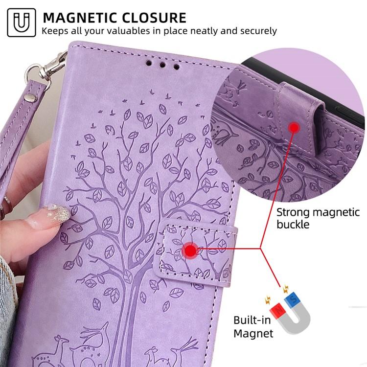 Funda de piel con relieve de árbol y ciervo para Samsung Galaxy F06 5G (morada)