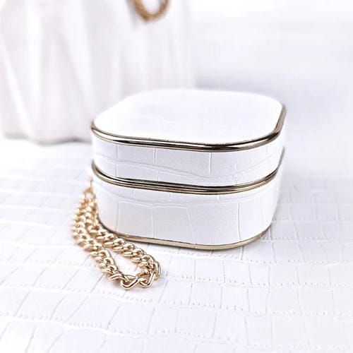 Estuche Protector Cuero Textura Cocodrilo para Auriculares Samsung Galaxy Buds2/2 Pro con Pulsera (Blanco)