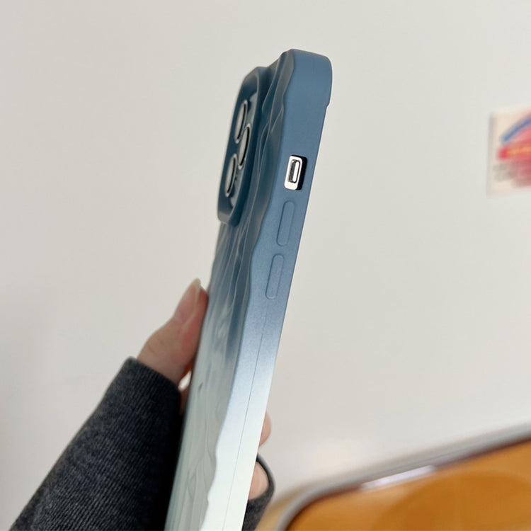 Funda TPU Esmerilada Textura Piel Efecto Degradado Arrugas para iPhone 15 Plus (Azul y Blanco)
