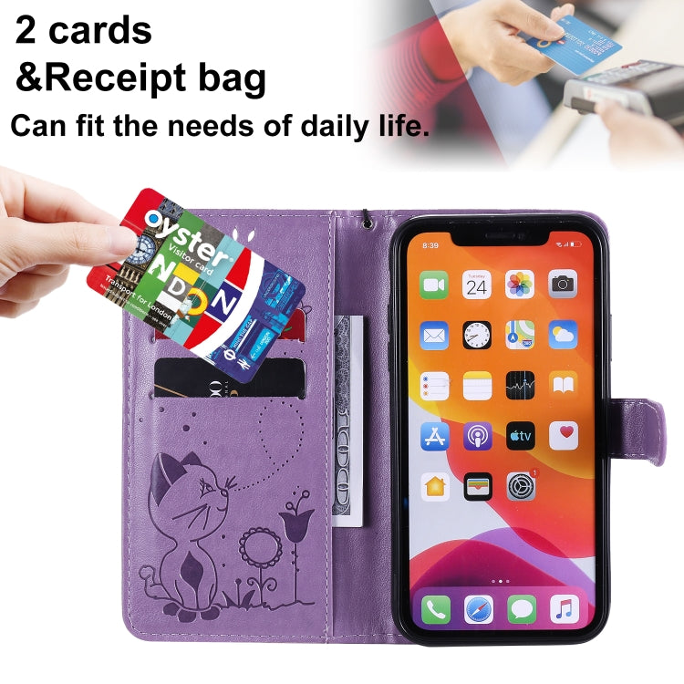 Funda de Cuero iPhone 11 Cat Bee Patrón En Relieve Tapa Horizontal Soporte Ranuras para Tarjetas Billetera (Púrpura)
