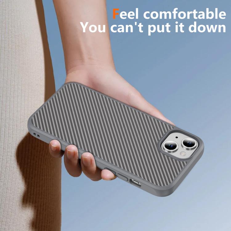 Funda MagSafe con textura de fibra de carbono y tacto suave para iPhone 15 (gris)