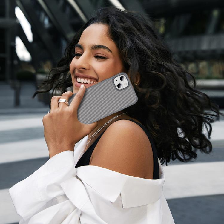 Funda MagSafe con textura de fibra de carbono y tacto suave para iPhone 15 (gris)