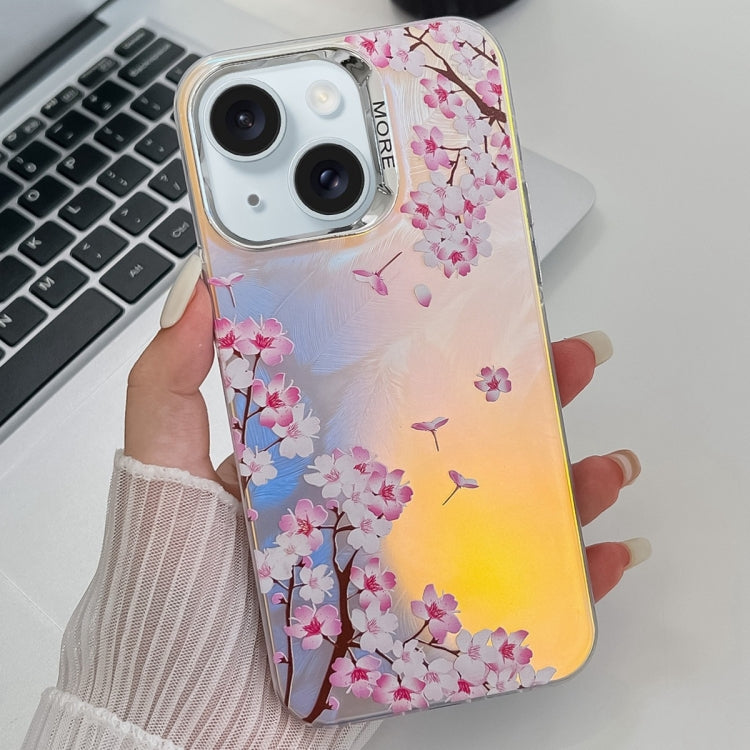 Caja de Teléfono TPU para iPhone 15 con Textura de Flor Láser de Galvanoplastia (Flor de Melocotón Ah4) - MOVILSTORE