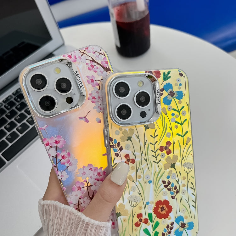 Funda para iPhone 15 TPU con Textura de Flor Láser de Galvanoplastia (Flor de Ciruelo Ah18) - MOVILSTORE