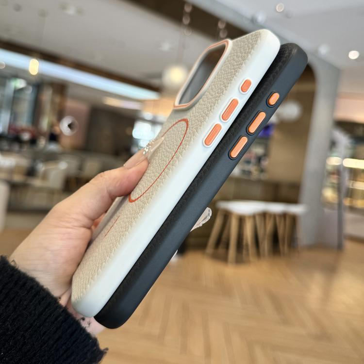 Funda TPU con Diseño Grano de Lichi y Anillo Naranja Magsafe para iPhone 15 Plus (Marrón)