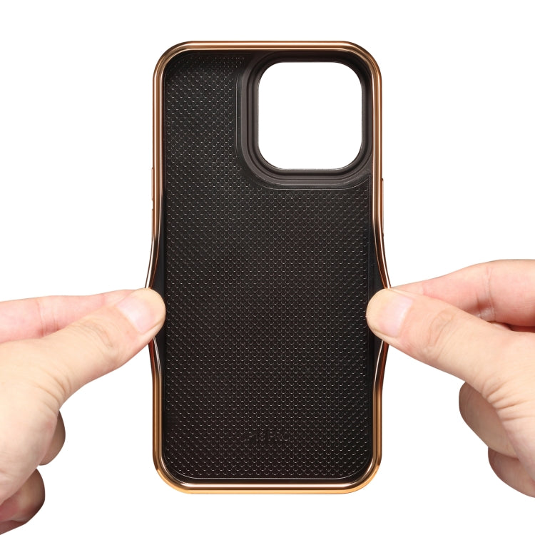 Para iPhone 15 Denior Funda para Teléfono con Galvanoplastia de Cuero Genuino con Textura de Cocodrilo (Marrón Moca) - MOVILSTORE