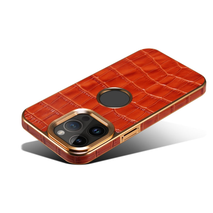 Para iPhone 15 Denior Funda para Teléfono con Galvanoplastia de Cuero Genuino con Textura de Cocodrilo (Marrón Moca) - MOVILSTORE