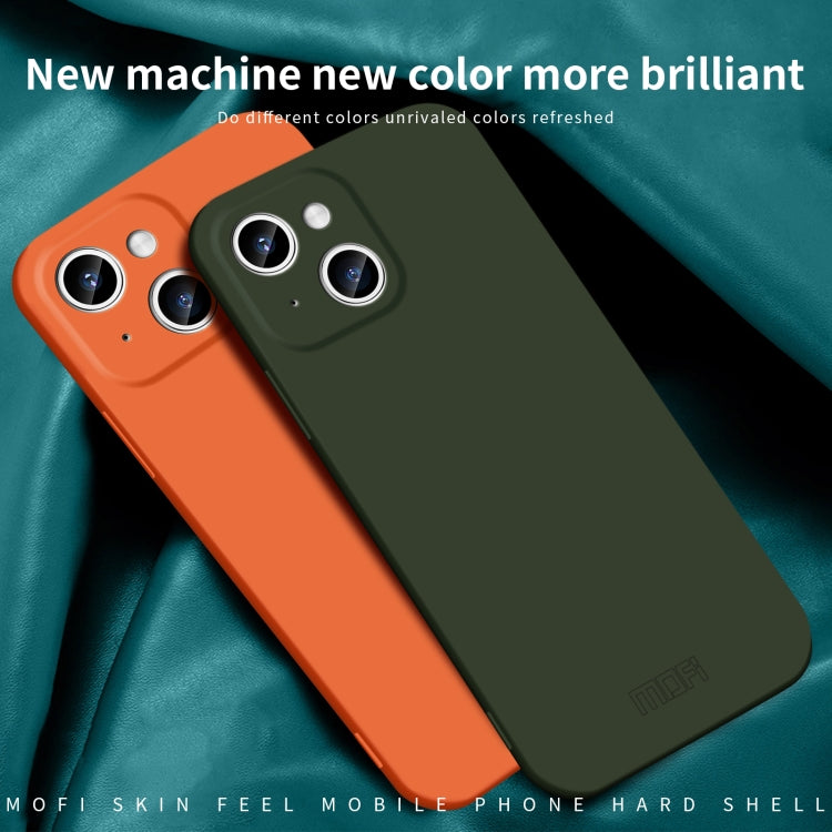 Para iPhone 15 Mofi Qin Series Skin Feel Funda de Silicona con Todo Incluido para Teléfono (Beige) - MOVILSTORE