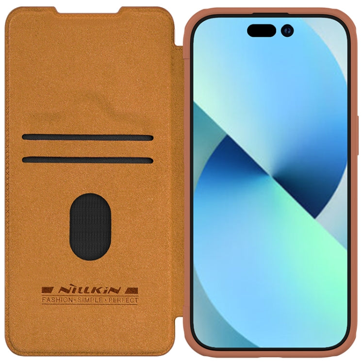 Para iPhone 15 Nillkin Qin Series Pro Funda de Cuero con Diseño de Cubierta de Cámara Deslizante (Marrón) - MOVILSTORE